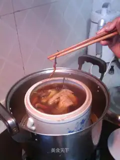 Stewed pigeon with caterpillar fungus