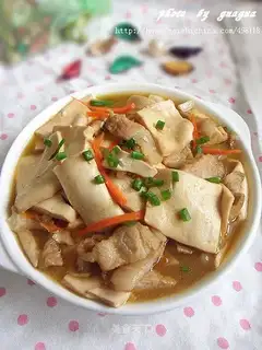 Stewed pork and tofu slices