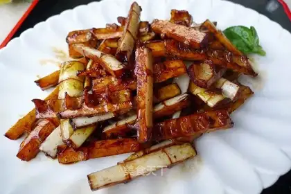 Braised spring bamboo shoots in oil