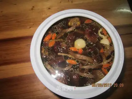 Stewed chicken with wolfberry tea tree mushroom