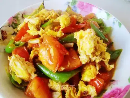 Scrambled eggs with green pepper and tomato