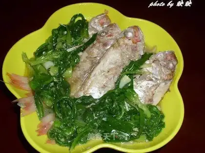 Boiled fish with chrysanthemum