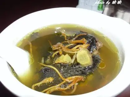 Stewed black chicken with caterpillar fungus flowers