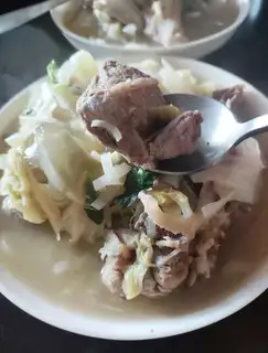 The hand tore up the cabbage pelt bone