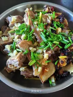 Garlic ginger-coloured duck