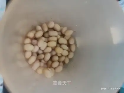 Tomato sauce with soybeans