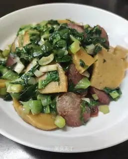 Weenie makes yellow rice sauce