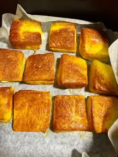 Sour yogurt and egg toast