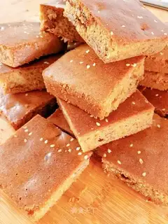 Red sugar date cake