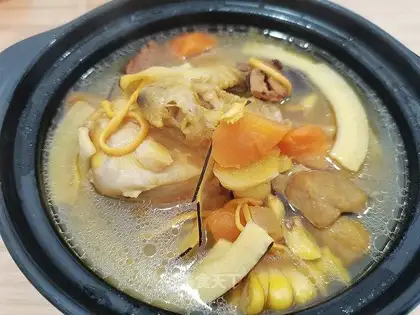 Five fingers of peach coconut fungus and chicken soup