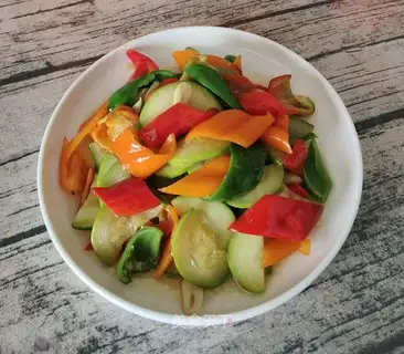 Si-hoon makes three-coloured peppers