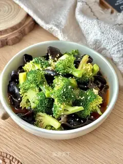 ♪ Cold-eared broccoli ♪