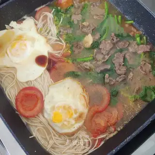 Beef tomato fried egg noodles