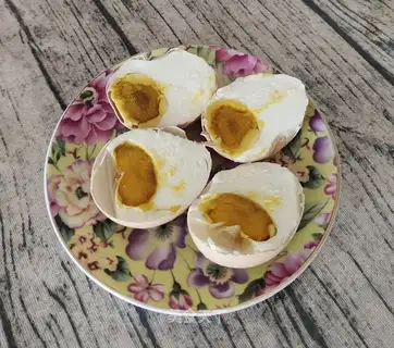 Self-cooked eggs