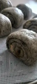 Black sesame smelt rolls