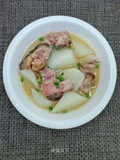 The pig's feet are white radish