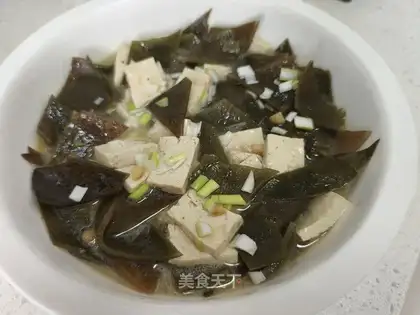 Seaweed tofu soup