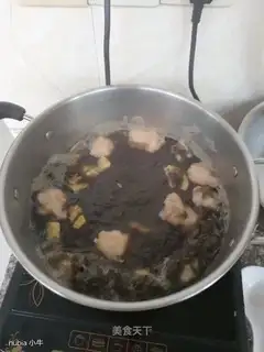 The pickle shrimp slips off the scale soup
