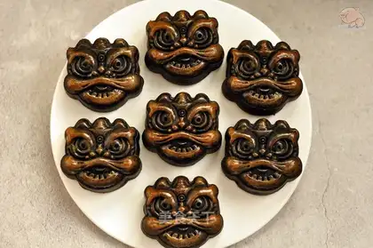 Wake the lion and the gold moon cake
