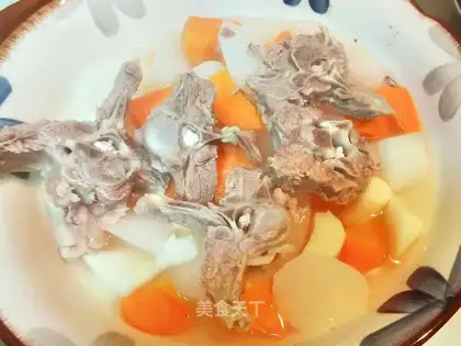 Scorpion cleans up radish