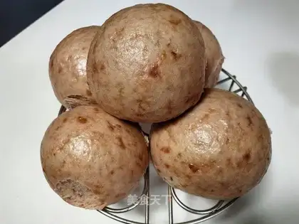 Rose-blooded wheat buns