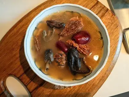 A chicken soup with sheep's belly