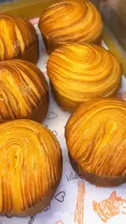 Danish hands tore bread