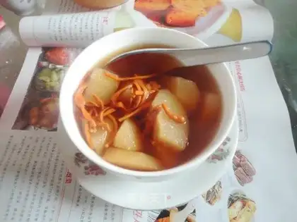 Stewed pear with Cordyceps flowers