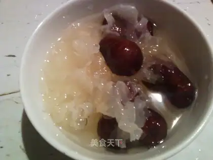 Rock sugar, white fungus and red dates soup