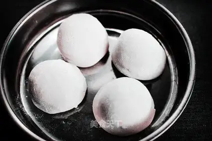 Mochi in bean paste