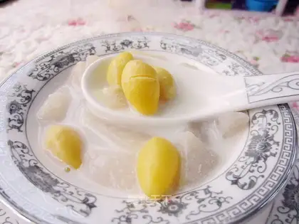 Milk pear ginkgo soup