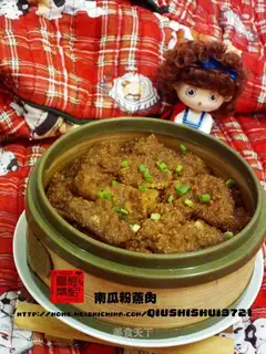 Steamed pork with pumpkin powder