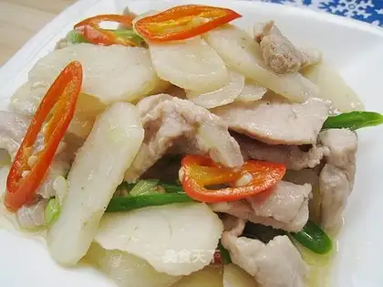 stir-fried pork slices with water chestnut
