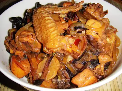Northeast chicken stewed with mushrooms