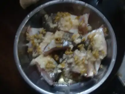 Steamed salted dace fish with garlic and tangerine peel