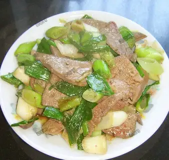 stir-fried pork liver with garlic leaves