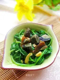 Preserved egg and spinach in soup