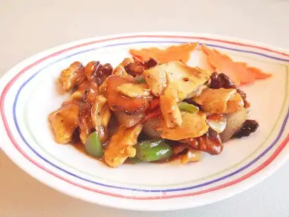 Chicken slices and walnut kernels