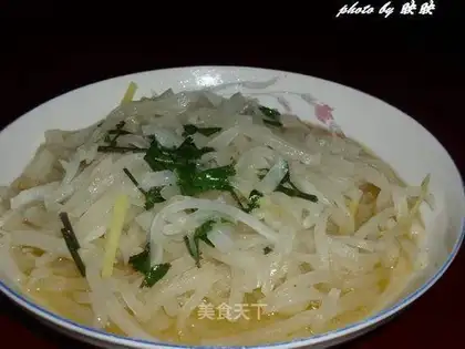 Shredded white radish with salt and pepper