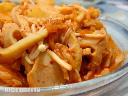 Sauce beef belly shredded with pickled vegetables