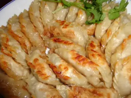 Fried dumplings with double mushroom stuffing and clam style