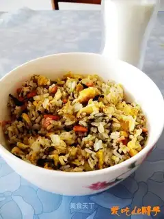 Fried rice with olive vegetables, ham and egg