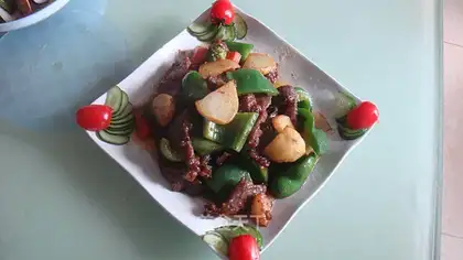 stir-fried beef in sauce