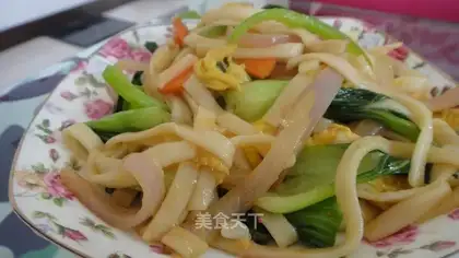 Fried noodles with eggs and vegetables
