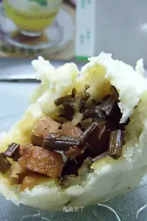Braised pork bun with tea tree mushroom