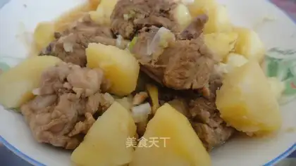 Stewed pork ribs with potatoes