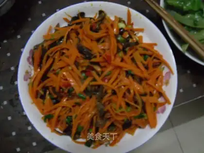 stir-fried fungus with shredded carrot