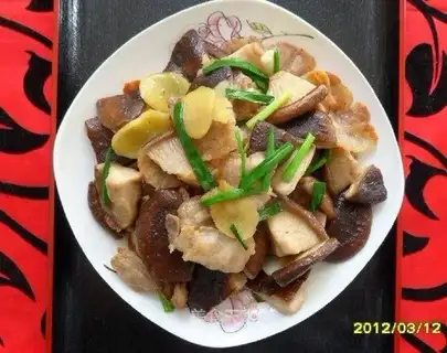 stir-fried pork with mushroom