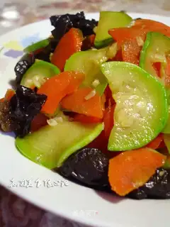 stir-fried fungus with zucchini