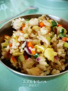 Fried rice with colorful vegetables